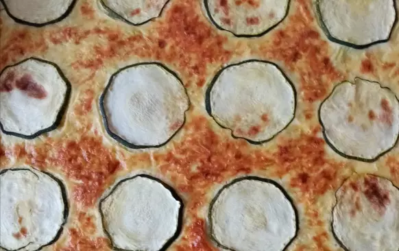 500 g cukety, kousek si nakrájíme na tenká kolečka a zbytek nastrouhat na hrubo
80 g sýr gouda nastrouhané na jemno
4 vajíčka
Trošku soli
Nastrouhanou cuketu posolit a nechat vypotit, pak přes utěrku vymačkat přebytečnou vodu, smíchat se sýrem a vajíčkem trošku soli dle chuti a rozetřít na plech s pečícím papírem potřený trošku oliváčem. Poklást cuketou(kolečka) vedle sebe na těsto.Péct na 200 stupňů do zlatova,po upečení sundat z plechu, otočit aby kolečka cukety byla dole a sloupnout papír. Potřít náplní, na to šunku,plátkový sýr prostě tím kdo co má rád. Zarolovat +zabalit do fólie a dát do lednice aspoň do druhého dne. 
Náplň :
2x lučina + trošku zakysanky, kousek strouhané nivy a sůl... vymíchat. Náplň lze ochutit třeba  česnekem, paprikou atd..