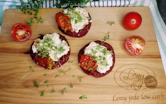 Líbil se mi kontrast červené barvy a bílých sezamových a slunečnicových semínek.
Placičky můžeme jíst samotné. Já jsem si je vylepšila pomazánkou z Lučiny.