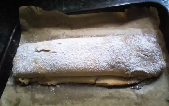 Pečeme na 200°C asi 25 minut dozlatova na plechu vyloženém pečícím papírem.