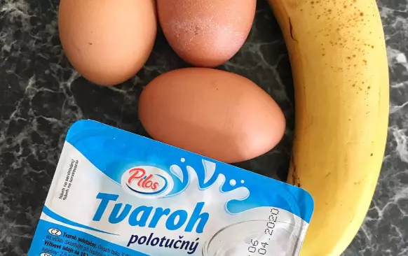 Všechny suroviny na těsto rozmixujeme tyčovým mixérem.
 Nalijeme na plech vyloženým pečicím papírem a pečeme na 180 stupňů cca 8 minut (každopádně hlídat, čas záleží i na tloušťce těsta!).