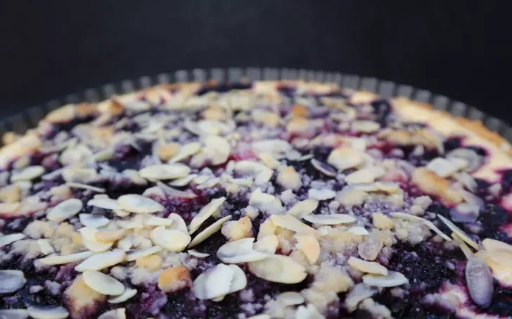 MALINOVO-BORŮVKOVÝ KOLÁČ S DROBENKOU (LOW CARB)