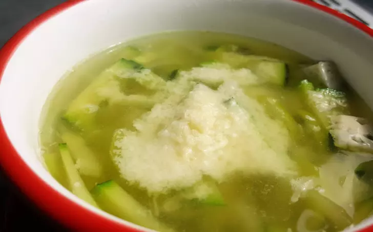 Rychlá zeleninová polévka s dvěma druhy sýra