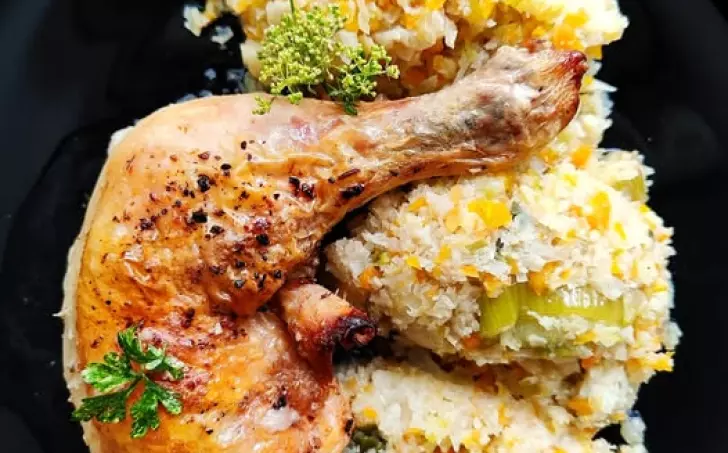 Pečené kuřecí stehno a zeleninová "rýže"