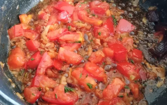 Slaninu nakrájíme na kousky a zpěníme na másle. Přidáme na kostičky nakrájenou cibulku a na jemno nakrájený česnek. Orestujeme do růžova. Přidáme na kostky nakrájené rajče, tymián a část petrželky.  Zbytek necháme na drobení. Osolíme a opepříme. Ještě společně orestujeme, až se vypaří šťáva z rajčat.
