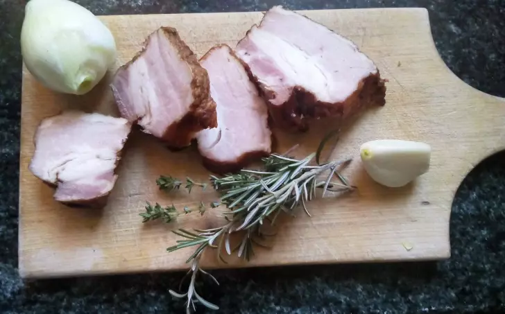 Krůtí játra na slanině a bylinkách, s dipem a jarním salátkem