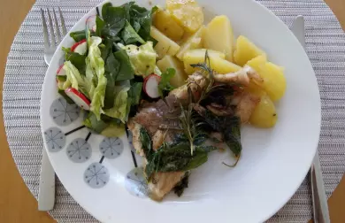 Kapr na bylinkách s míchaným salátkem