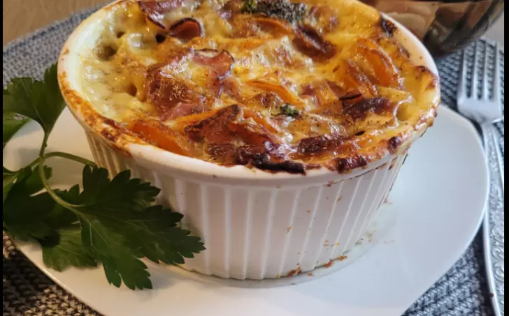 ZAPEČENÝ BATÁT S BROKOLICÍ A SÝREM