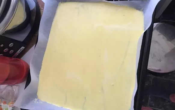 Vše na těsto pořádně smícháme. Nalijeme na plech vyloženým pečicím papírem a pečeme na 150 stupňů 10-15 minut. Po upečení opatrně těsto odlepíme od papíru a dáme ho na nový papír.

Mleté ořechy smícháme s mlékem a necháme chvíli odpočinout. Rozetřeme na upečené těsto. Jablka nastrouháme a vymačkáme přebytečnou šťávu. (Pokud chcete, můžete ořechovou část úplně vynechat a náplň mít jen z jablek.) Rozprostřeme je na těsto, posypeme skořicí a opatrně zabalíme. Potřeme rozšlehaným vajíčkem a dáme zpět do trouby. Pečeme 10-15 minut krásně dozlatova. 

✅ náplň může být v podstatě jakákoliv - maková, tvarohová, oříšková... .