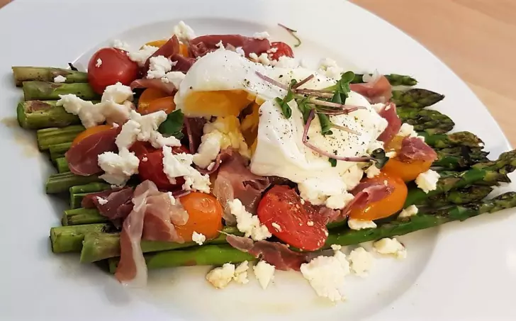 Chřest se ztraceným vejcem, rajčaty a prosciuttem