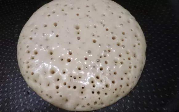 Petrželovou nať nasekáme na jemno. Veškeré ostatní suroviny rozmixujeme na hladké těstíčko a přimícháme do něj petrželku. Smažíme na teflonové pánvi, podmažeme lehounce sádlem. Podáváme se slanou náplní.