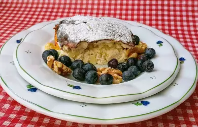 Pečený tvaroh s jablkem, ořechy a borůvkami