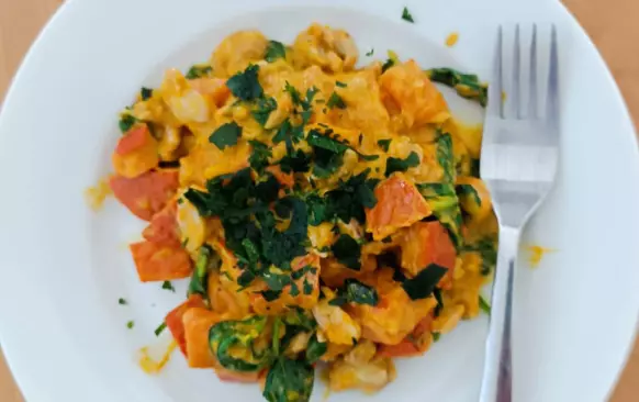 Ve velké pánvi rozehřejte na střední teplotu olivový olej a za častého promíchání v něm nechte zesklovatět nadrobno nakrájenou a jemně osolenou cibuli.
Až začne lehce růžovět, přidejte mleté krůtí maso (nebo kuřecí prsa nebo stehenní řízky nakrájené na drobno). Krátce opečte.
Do pánve vmíchejte očištěnou dýni (hokaidó stačí omýt, máslovou oloupejte) nakrájenou na malé kostičky cca 1 cm.
Za občasného promíchání dýni pár minut restujte a pak přidejte rozdrcený česnek. Nechte rozvonět.
Obsah pánve ochuťte solí a pepřem, zalijte smetanou, zakryjte poklicí a duste do změknutí dýně (cca 15 minut).
Do dýňové směsi vložte čerstvý špenát a nechte zavadnout. Popř. dochuťte ještě solí a pepřem a můžete servírovat.