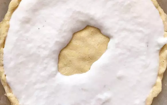 Mozzarellu rukou trochu “vyždímáme” (jen aby okapala přebytečná voda) a rozmixujeme tyčovým mixérem. Přidáme rozdrobené droždí a vše ostatní. Z těsta vytvoříme kouli, dáme na plech s pečicím papírem a rozválíme placku. Okraje koláče se snažíme udělat trochu vyšší, aby pak nevytekla náplň. 

Na tvarohovou náplň smícháme tvaroh s bílkem. Vylijeme na těsto, ale necháme uprostřed místo. Do tvarohu jsem pak naskládala ovoce, ale doporučuji ho dát do celé náplně a ne jen na okraje - tvaroh pak nebude “suchý”.
Na ořechovou náplň smícháme lžíci mletých ořechů a 2 lžíce bílku (odebrané z bílku na tvarohovou náplň). Rozprostřeme doprostřed a uděláme menší důlek, kam dáme lžičku povidel.

Pečeme na 175 stupňů cca 25 minut.