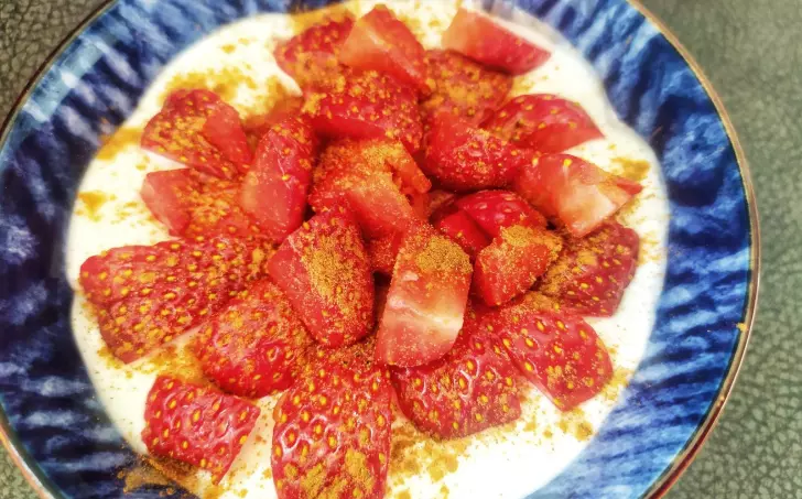 Šlehaný tvaroh s ovocem a skořicí