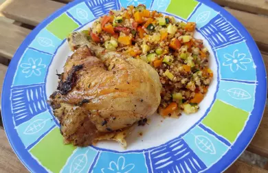 Kuřecí stehno s teplým quinoovým salátem