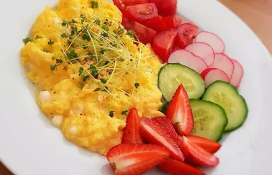 Míchaná vajíčka s cottage sýrem a zeleninou