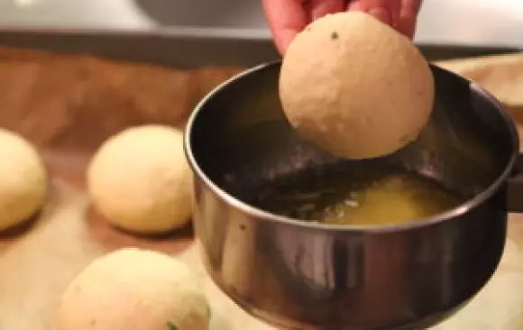 Rozpálíme si troubu na 220 stupňů, bulky potřeme rozšlehaným vejcem, můžeme posypat sezamem a pečeme cca 12 minut dozlatova.