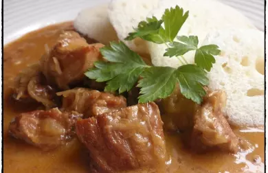 SEGEDÝNSKÝ GULÁŠ Z POMALÉHO HRNCE