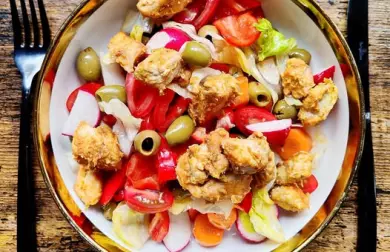 Kuřecí na hořčici a zeleninový salát