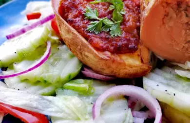 Batát plnený mletým mäsom, bryndzou a šalát - LC