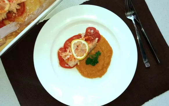 Pyré nandejte na talíř, na něj položte plátek lososa i s rajčaty a dozdobte kouskem čerstvé petrželky. Dobrou chuť.