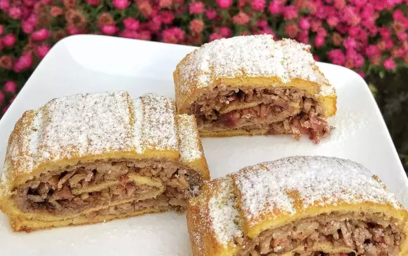 Vše na těsto pořádně smícháme. Nalijeme na plech vyloženým pečicím papírem a pečeme na 150 stupňů 10-15 minut. Po upečení opatrně těsto odlepíme od papíru a dáme ho na nový papír.

Mleté ořechy smícháme s mlékem a necháme chvíli odpočinout. Rozetřeme na upečené těsto. Jablka nastrouháme a vymačkáme přebytečnou šťávu. (Pokud chcete, můžete ořechovou část úplně vynechat a náplň mít jen z jablek.) Rozprostřeme je na těsto, posypeme skořicí a opatrně zabalíme. Potřeme rozšlehaným vajíčkem a dáme zpět do trouby. Pečeme 10-15 minut krásně dozlatova. 

✅ náplň může být v podstatě jakákoliv - maková, tvarohová, oříšková... .