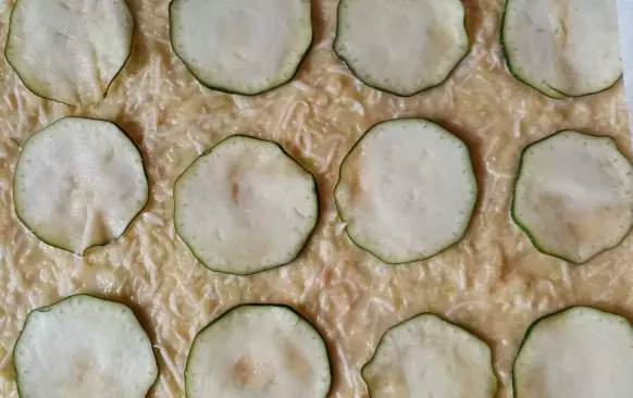 500 g cukety, kousek si nakrájíme na tenká kolečka a zbytek nastrouhat na hrubo
80 g sýr gouda nastrouhané na jemno
4 vajíčka
Trošku soli
Nastrouhanou cuketu posolit a nechat vypotit, pak přes utěrku vymačkat přebytečnou vodu, smíchat se sýrem a vajíčkem trošku soli dle chuti a rozetřít na plech s pečícím papírem potřený trošku oliváčem. Poklást cuketou(kolečka) vedle sebe na těsto.Péct na 200 stupňů do zlatova,po upečení sundat z plechu, otočit aby kolečka cukety byla dole a sloupnout papír. Potřít náplní, na to šunku,plátkový sýr prostě tím kdo co má rád. Zarolovat +zabalit do fólie a dát do lednice aspoň do druhého dne. 
Náplň :
2x lučina + trošku zakysanky, kousek strouhané nivy a sůl... vymíchat. Náplň lze ochutit třeba  česnekem, paprikou atd..