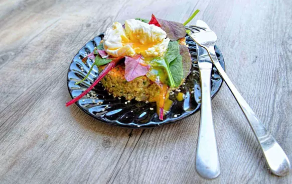 Na hotový pohankový „dortík“ jsem dala hrst omytých míchaných zelených lístků (sehnala jsem mix baby špenátu a listů řepy) a na ně jsem položila ztracené vejce.

No nevím, zda je moje ztracené vejce opticky dokonalé, ale chutnalo výborně!