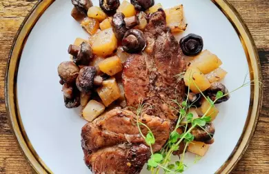 Pečená krkovička s kedlubnou a žampiony