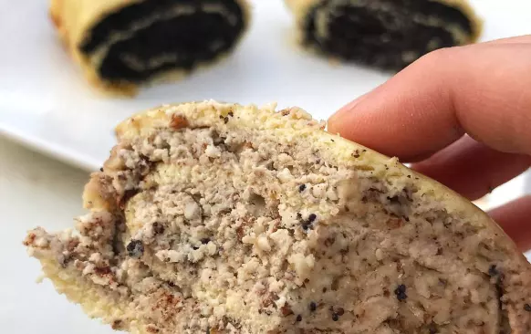 Po vychladnutí těsto pomocí druhého pečicího papíru opatrně otočíme (není to nutné, ale vypadá to lépe). 
Potřeme náplní a smotáme. 
Skladujeme v lednici.

PS: nedělejte těsto úplně tenké, ať se nepotrhá:)