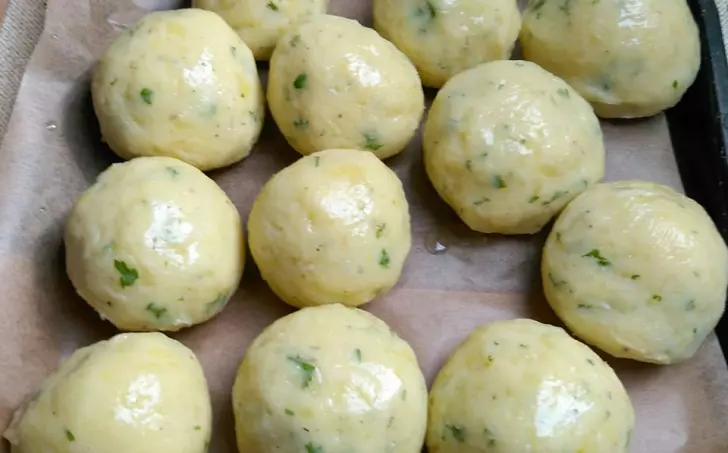 BRAMBOROVO-SÝROVÉ KOULE,PEČENÉ V TROUBĚ