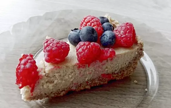 Pekáč jsem přiklopila a dala péct do předem vyhřáté trouby na 150°C 15 minut. Pak jsem ubrala teplotu na 120°C a pekla další hodinu. Po hodině jsem sundala pokličku z pekáče a pekla nepřiklopené další jednu hodinu. Troubu jsem vypnula, koláč v ní ještě nechala chladnout hodinu, pak teprve jsem téměř vychladlou formu vyndala ven. Voda byla z pekáče odpařená a koláč bez jediné praskliny :).

Sundala jsem snímatelný prstencový bok a navrch jsem koláč posypala čerstvým bobulovitým ovocem.