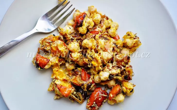 TEPLÝ SALÁT S PEČENOU DÝNÍ A CIZRNOU