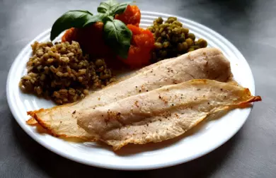 Mořská štika s dýňovou kaší, kroupami a hrachem