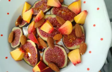 Vločková miska s jogurtem,  fíky a broskví