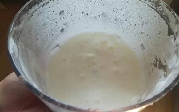 Pokrájenou šunku osmahneme na vyškvařených kostičkách anglické slaniny. Vmícháme do smetany, v níž jsme rozkvedlali žloutky a promícháme.
Na vále rozválíme na pečící papír těsto, a naklademe připravenou náplň (směs smícháme se zbylými bílky, z nichž jsme vyšlehali tuhý sníh) a zatočíme do rolády.
Můžete potřít máslem a dáme péct do předehřáté trouby na 30-35 minut.
Do směsi si můžete přidat dle chuti balkánský sýr nebo kysané zelí.