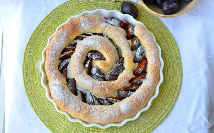 Švestkový kynutý koláč s mákem