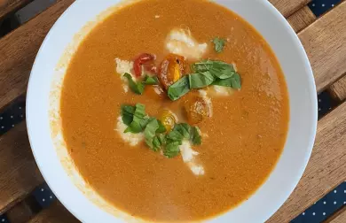 Polévka caprese s červenou čočkou