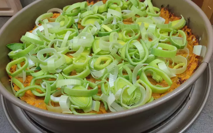 Batátový quiche s pórkem a špenátem