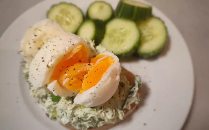 Jarní obložený chléb s pomazánkou a vejcem