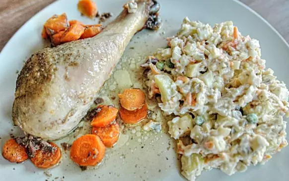 Salát jsem nechala přes noc uležet v lednici.

Takto vypadal můj včerejší potréninkový oběd s BIO kuřetem a mrkví a dost možná tak bude vypadat i štědrovečerní večeře 