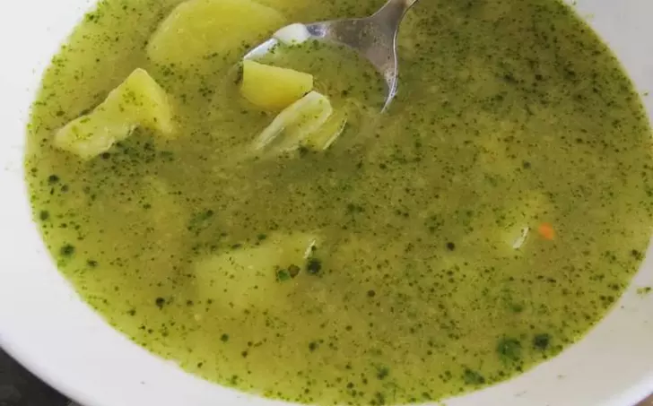 Slovenská bryndzová polievka "Demikát" s vylepšovákom v podobe medvedieho cesnaku