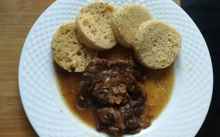 Low carb lučinový knedlík s droždím a smaženou cibulkou