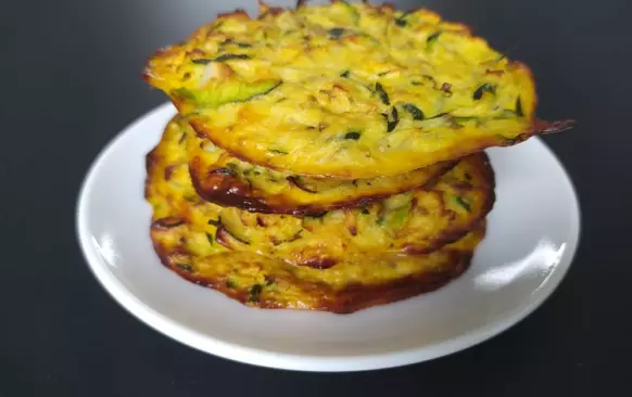 Na plech vyložený pečícím papírem tvarujeme placičky
Pečeme v předehřáté troubě na 180 – 200 °C asi 20 minut