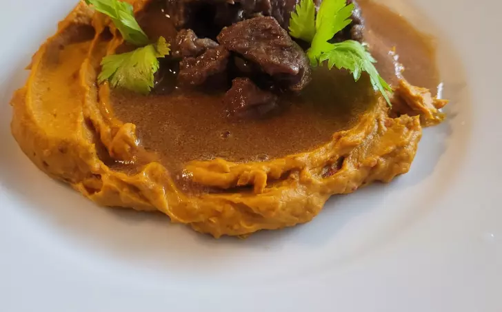 HOVĚZÍ NA VÍNĚ S DÝŇOVÝM PYRÉ