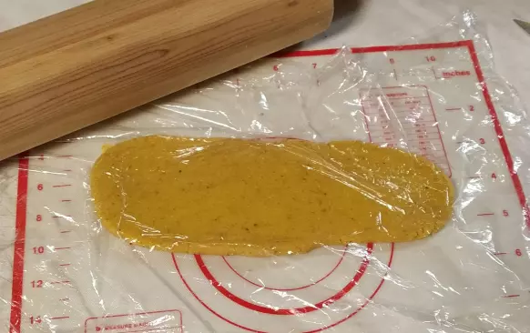 Těsto krátce prohněteme a vyválíme. Utvoříme čtverečky nebo obdélníčky. Na tvaru až tak nezáleží. Krásně se to válí bez lepení na silikonové podložce a přes fólii. 
Pokud máte strojek na těstoviny, protáhneme strojkem na č. 5. Nižší stupeň nedoporučuji, pak je těsto příliš tenké a může se trhat.
Jak vidno, kousky těstovin nejsou přesné čtverečky či obdélníky, vůbec to nevadí.