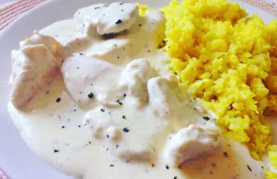 Kuřecí maso se sýrovou omáčkou a květákovou kari rýží