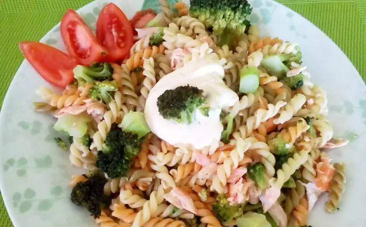 Těstovinový salát s lososem, brokolicí a dipem