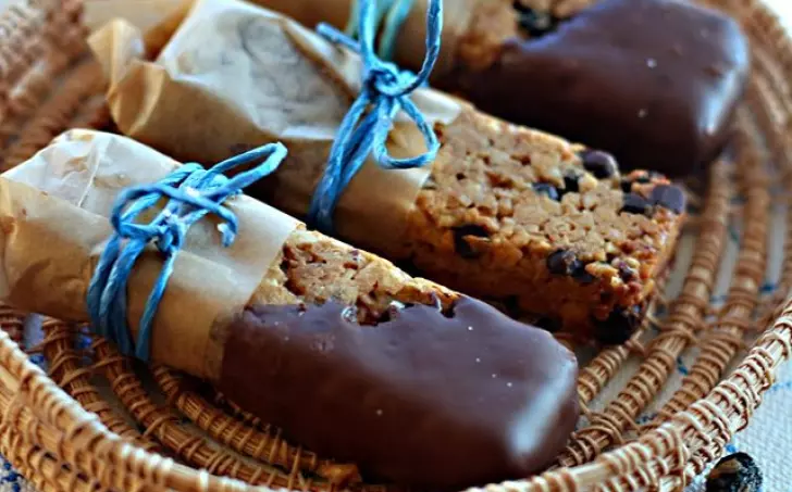 Domácí müsli tyčinky nebo křupavé kroužky bez lepku, mléka, sóji i vajíček
