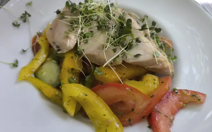 Salát s pestem a grilovaným kuřetem